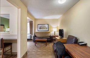 Deluxe Studio, 1 Queen Bed with Sofa bed, Non Smoking | Desk, laptop workspace, iron/ironing board, free WiFi