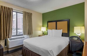 Studio, 1 Queen Bed, Non Smoking | Desk, laptop workspace, iron/ironing board, free WiFi