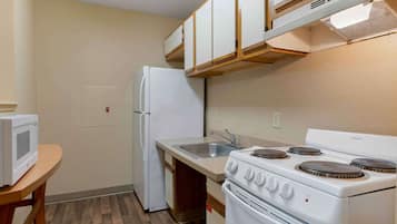 Refrigerador con freezer, microondas, placa de cocina, cafetera/tetera