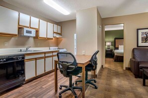Fridge, microwave, stovetop, coffee/tea maker - Extended Stay America Suites Oklahoma City Northwest (Oklahoma City)