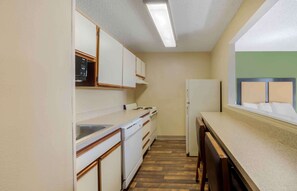 Deluxe Studio, 1 Queen Bed with Sofa bed, Non Smoking | Private kitchen