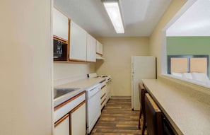 Deluxe Studio, 1 Queen Bed with Sofa bed, Non Smoking | Private kitchen