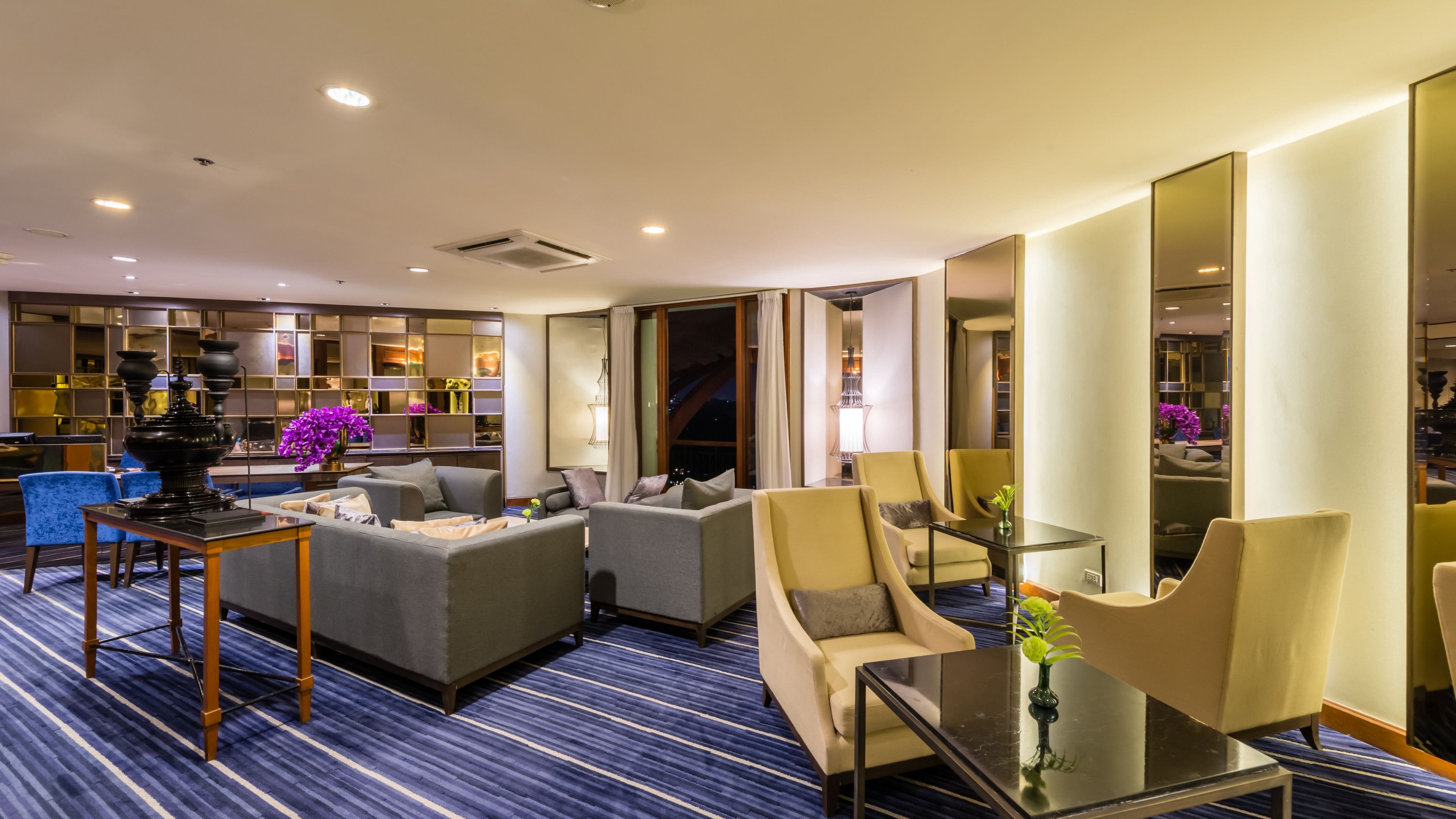 pool views, serves lunch, dinner and happy hour