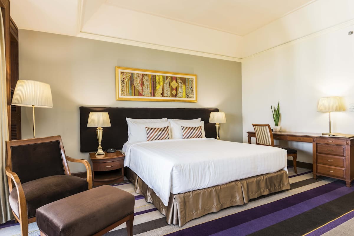 Club Room, City View | 1 bedroom, down comforters, free minibar, in-room safe