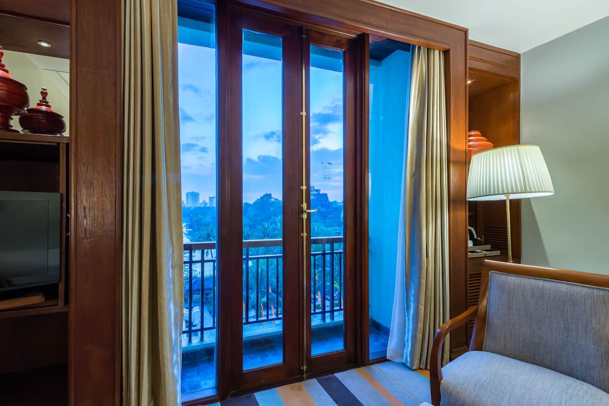 deluxe lake or garden view king bed | view from room