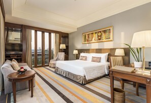 Premier Deluxe Lake or Pagoda View King Bed | Selimut bulu angsa, minibar gratis, brankas, dan didekorasi berbeda-beda