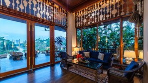 Pool views, serves lunch, dinner and happy hour - Chatrium Hotel Royal Lake Yangon (Yangon)