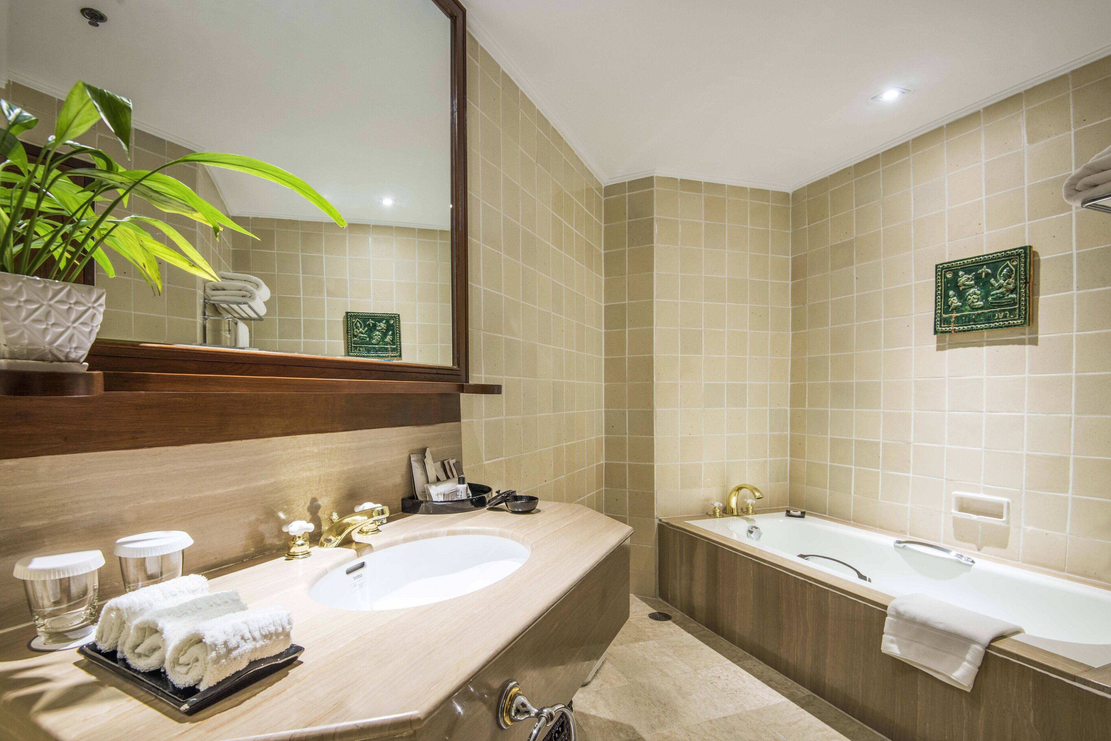 club suite, 1 bedroom | bathroom | separate bathtub and shower, eco-friendly toiletries, hair dryer