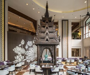 2 restaurantes; se sirven desayunos y cocina local e internacional 