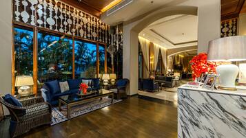 Pool views, serves lunch, dinner, and happy hour