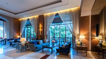 Pool views, serves lunch, dinner, and happy hour