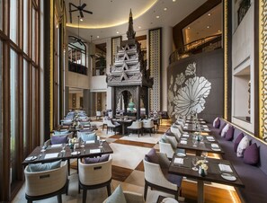 2 restaurantes, se sirve desayuno, cocina local e internacional