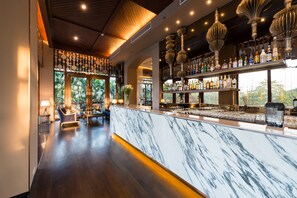 Pool views, serves lunch, dinner, and happy hour - Chatrium Hotel Royal Lake Yangon (Yangon)