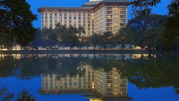 Voorkant accommodatie - avond/nacht