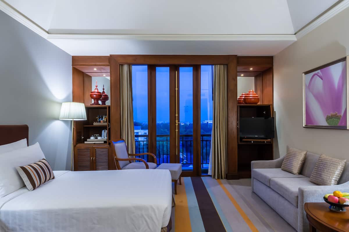 1 bedroom, down comforters, free minibar, in-room safe