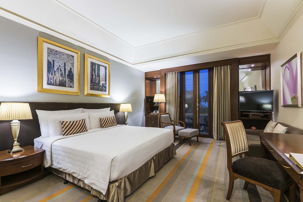Deluxe Lake or Garden View King Bed | 오리/거위털 이불, 무료 미니바, 객실 내 금고, 책상