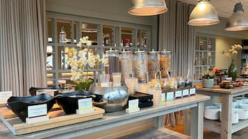 Dagelijks ontbijtbuffet (EUR 21 per persoon)