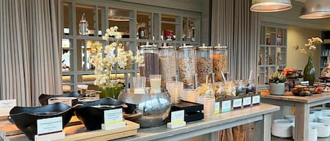 Colazione a buffet, servita tutte le mattine (21 EUR a persona)
