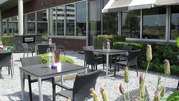 Serveert ontbijt, lunch en diner