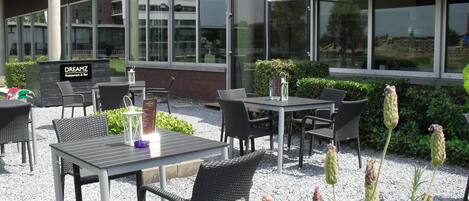 Breakfast, lunch and dinner served