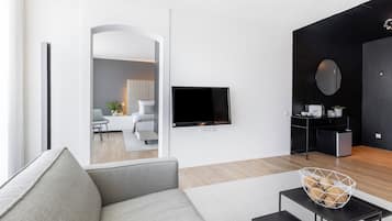 Suite, 1 kamar tidur | Seprai premium, brankas, meja kerja, dan tirai kedap cahaya