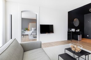 套房, 1 间卧室 | 高档床上用品、客房内保险箱、办公桌、遮光窗帘