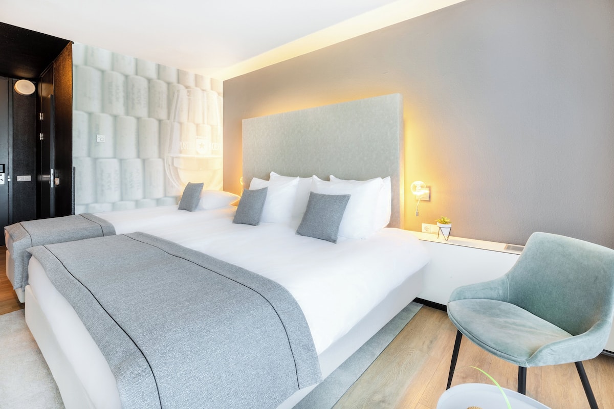 Premium bedding, in-room safe, desk, blackout drapes