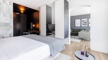 Hochwertige Bettwaren, Zimmersafe, Schreibtisch, Verdunkelungsvorhänge