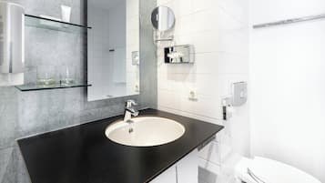 Baignoire, articles de toilette gratuits, sèche-cheveux