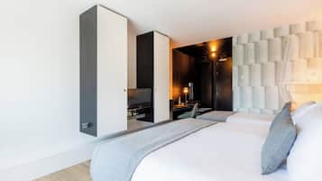 Hochwertige Bettwaren, Zimmersafe, Schreibtisch, Verdunkelungsvorhänge