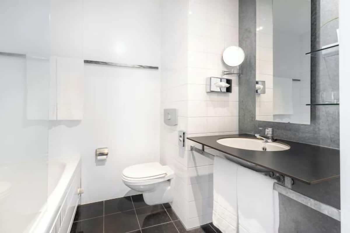 Baño | Tina, amenidades de baño gratuitas, secadora de cabello, toallas
