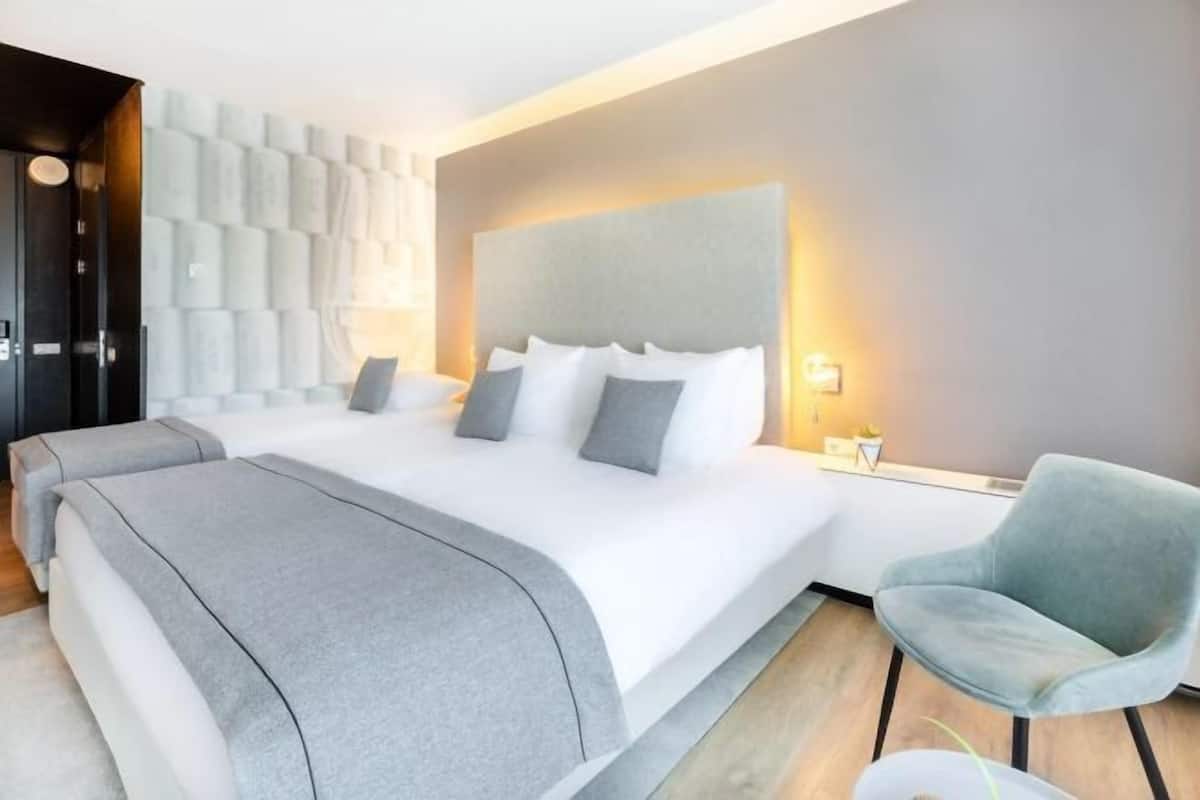 Premium bedding, in-room safe, desk, blackout drapes