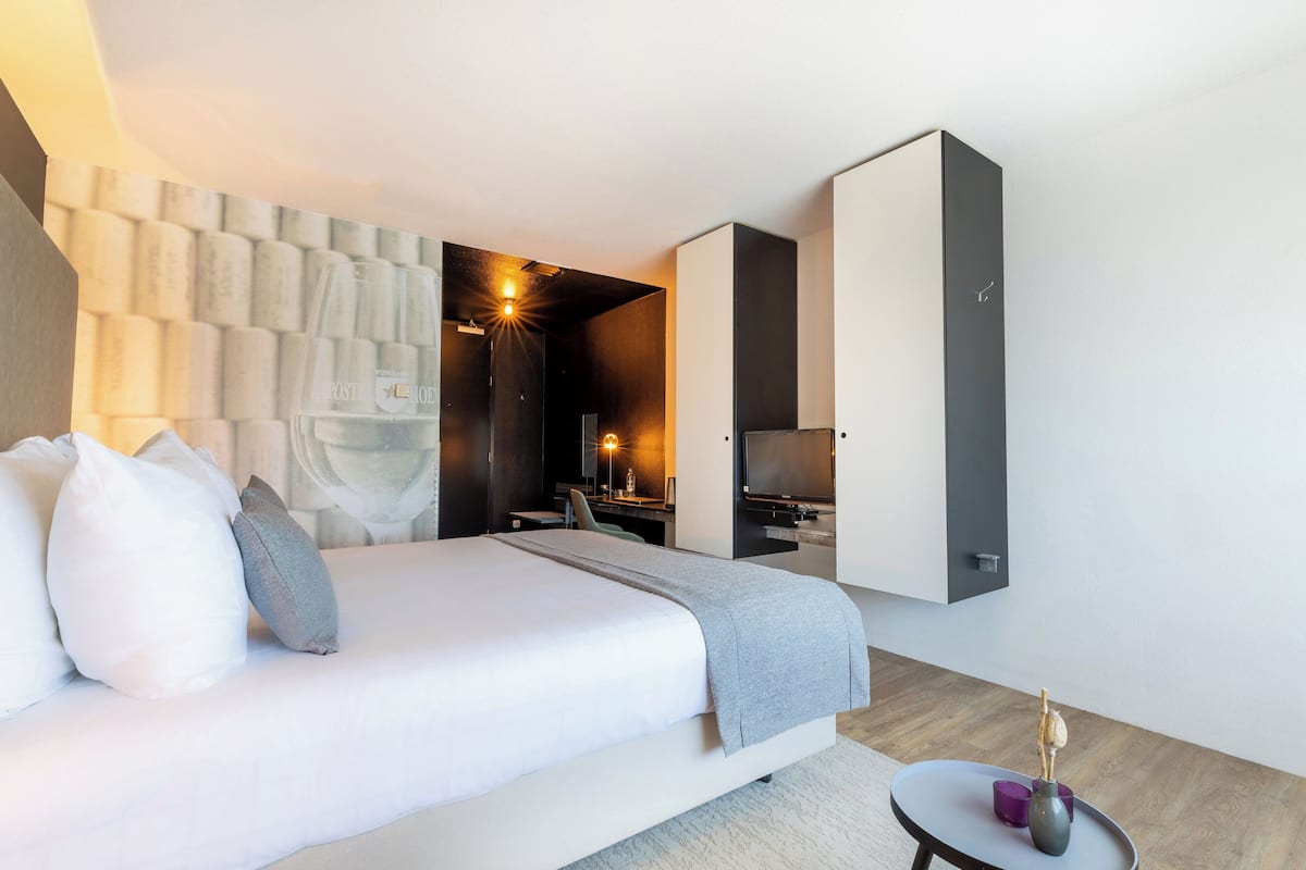 Premium bedding, in-room safe, desk, blackout drapes
