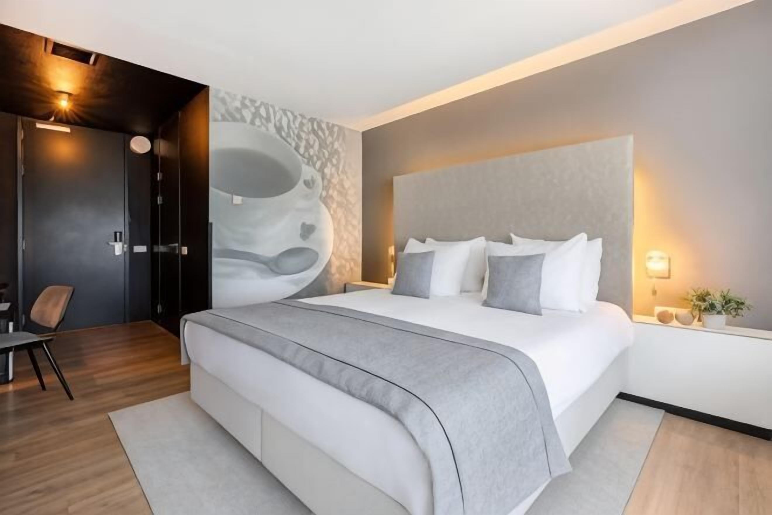 Ylelliset vuodevaatteet, tallelokero huoneessa, työpöytä, pimennysverhot