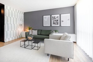 Ropa de cama de alta calidad y caja de seguridad en la habitación 