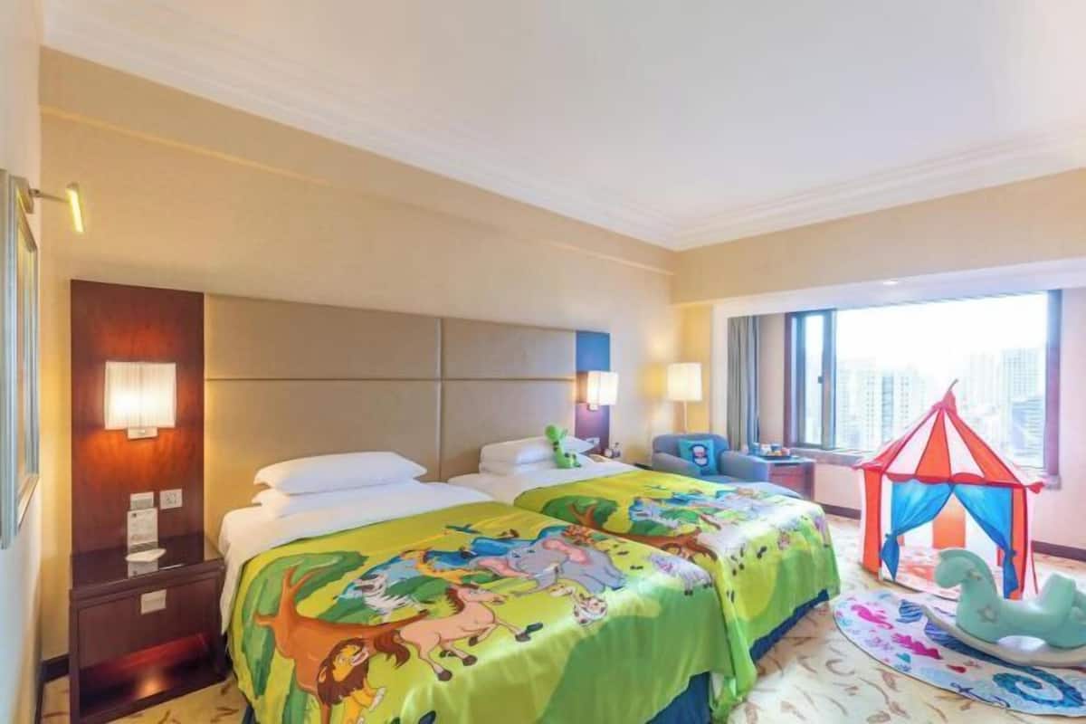 Premium bedding, down comforters, minibar, in-room safe