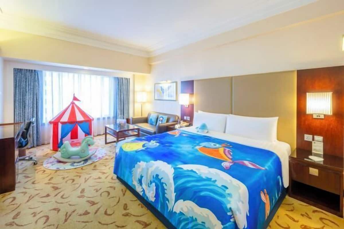 Premium bedding, minibar, in-room safe, desk