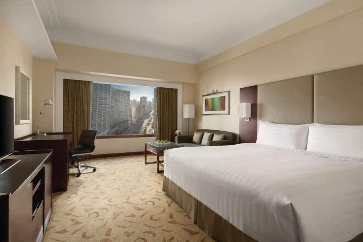 Premium bedding, down comforters, minibar, in-room safe