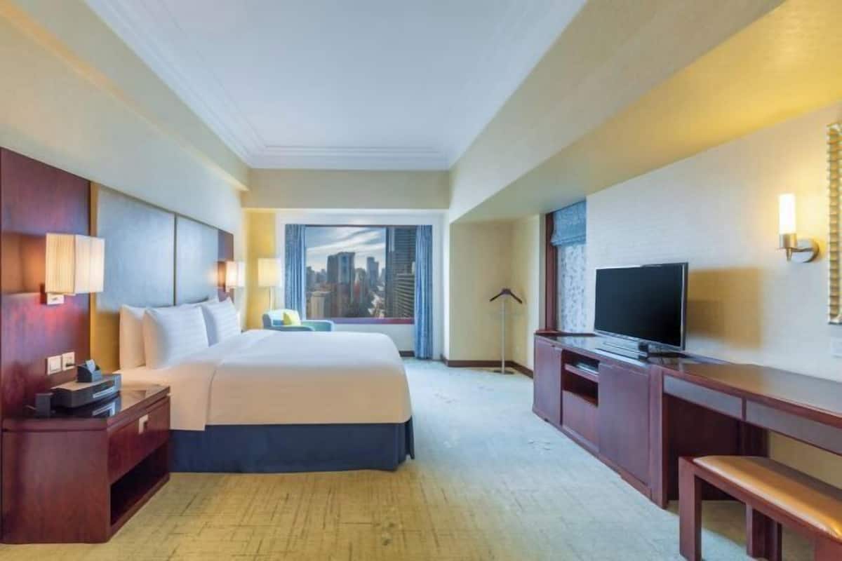 Premium bedding, down comforters, minibar, in-room safe