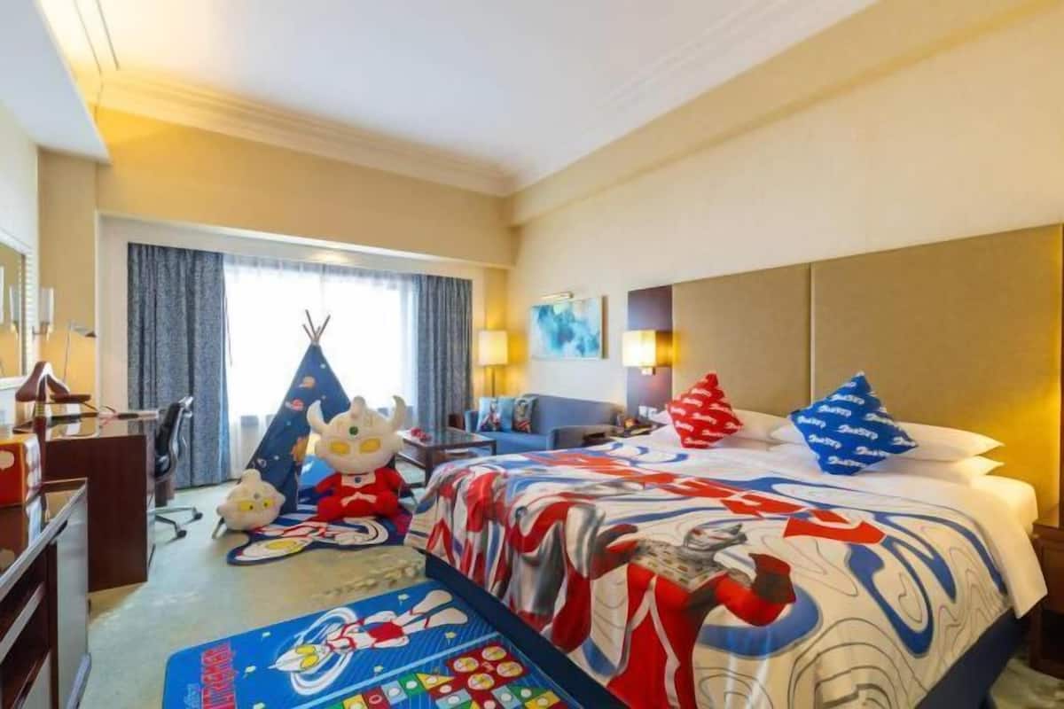 Premium bedding, down comforters, minibar, in-room safe