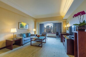 Executive Suite, 1 King Bed | Living area