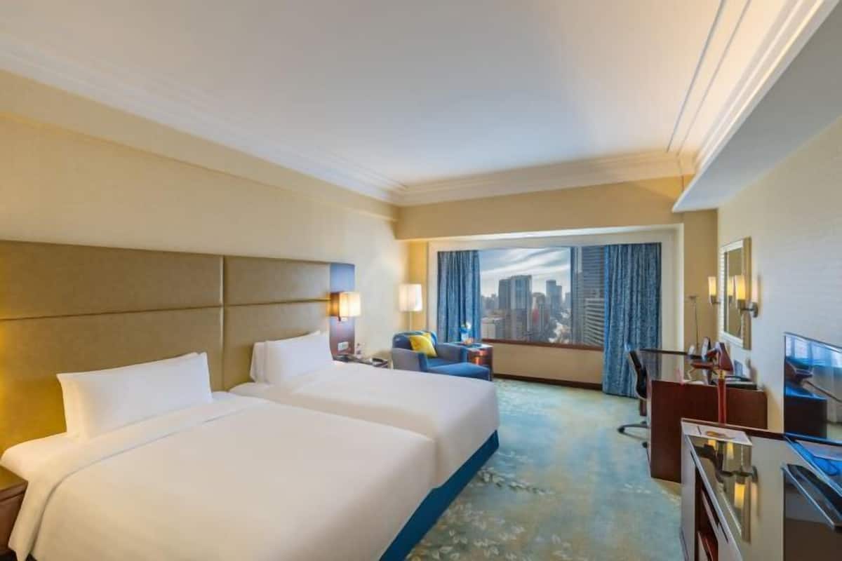 Premium bedding, down comforters, minibar, in-room safe