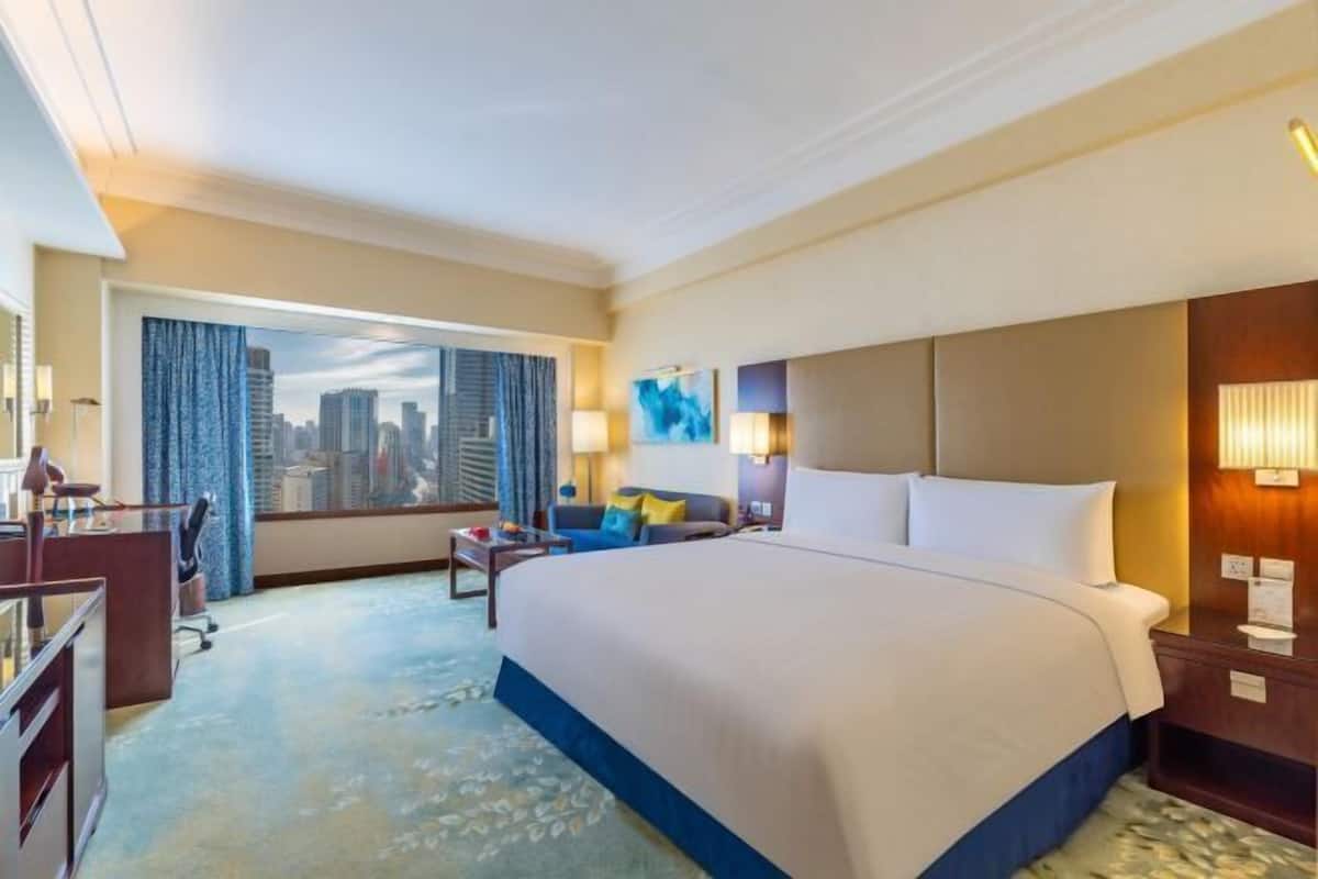 Premium bedding, down comforters, minibar, in-room safe
