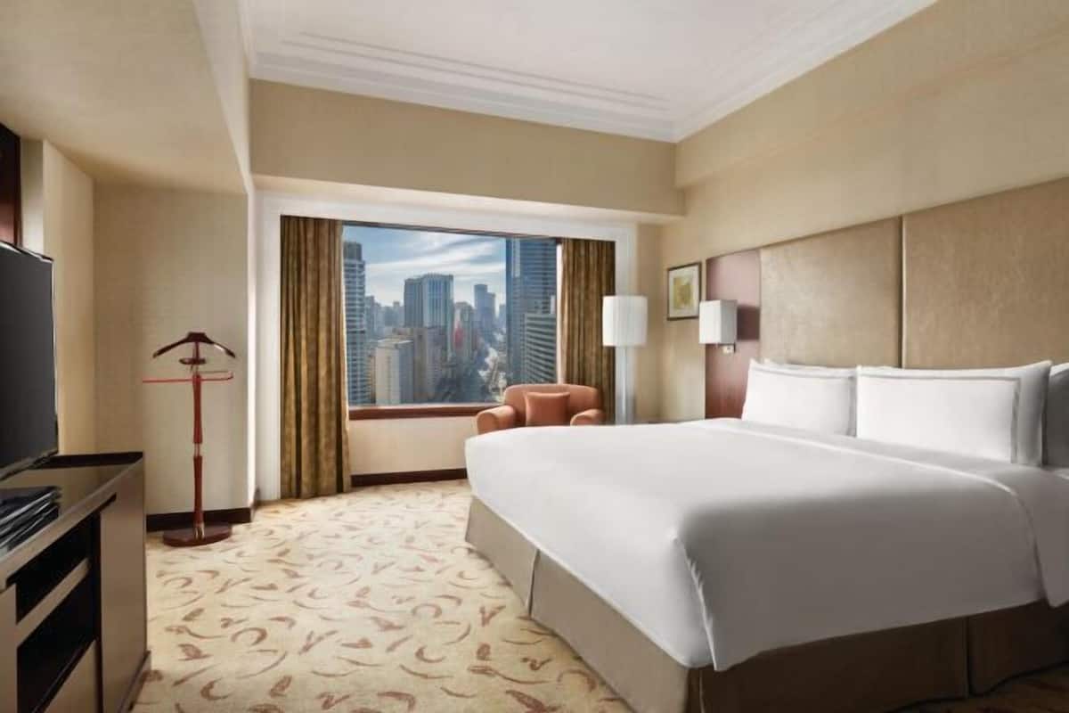 Premium bedding, down comforters, minibar, in-room safe