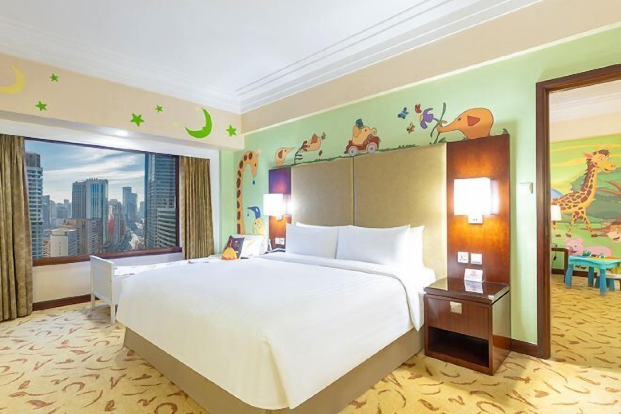 Sengetøy av topp kvalitet, minibar, safe på rommet og skrivebord