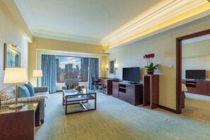 Suite – executive, 1 kingsize-seng | Oppholdsområde | En 37-tommers LCD-TV med Parabol-TV samt TV