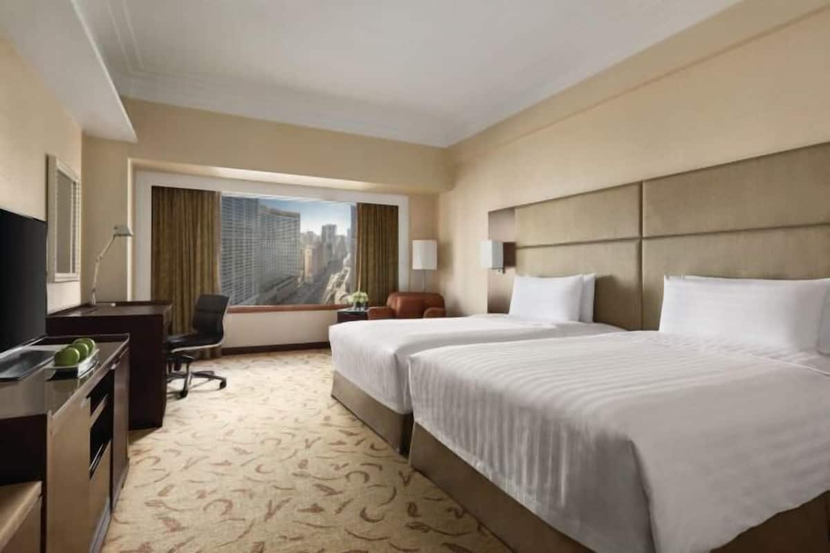 Premium bedding, down comforters, minibar, in-room safe