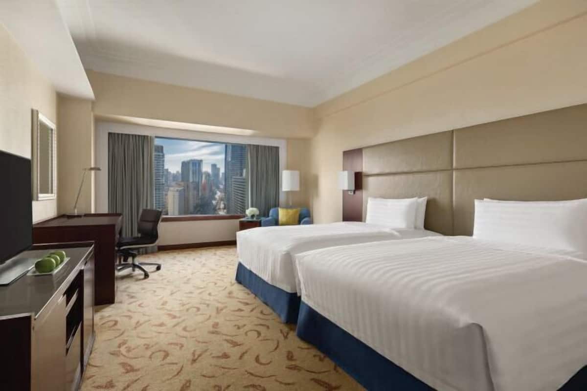 Premium bedding, down comforters, minibar, in-room safe