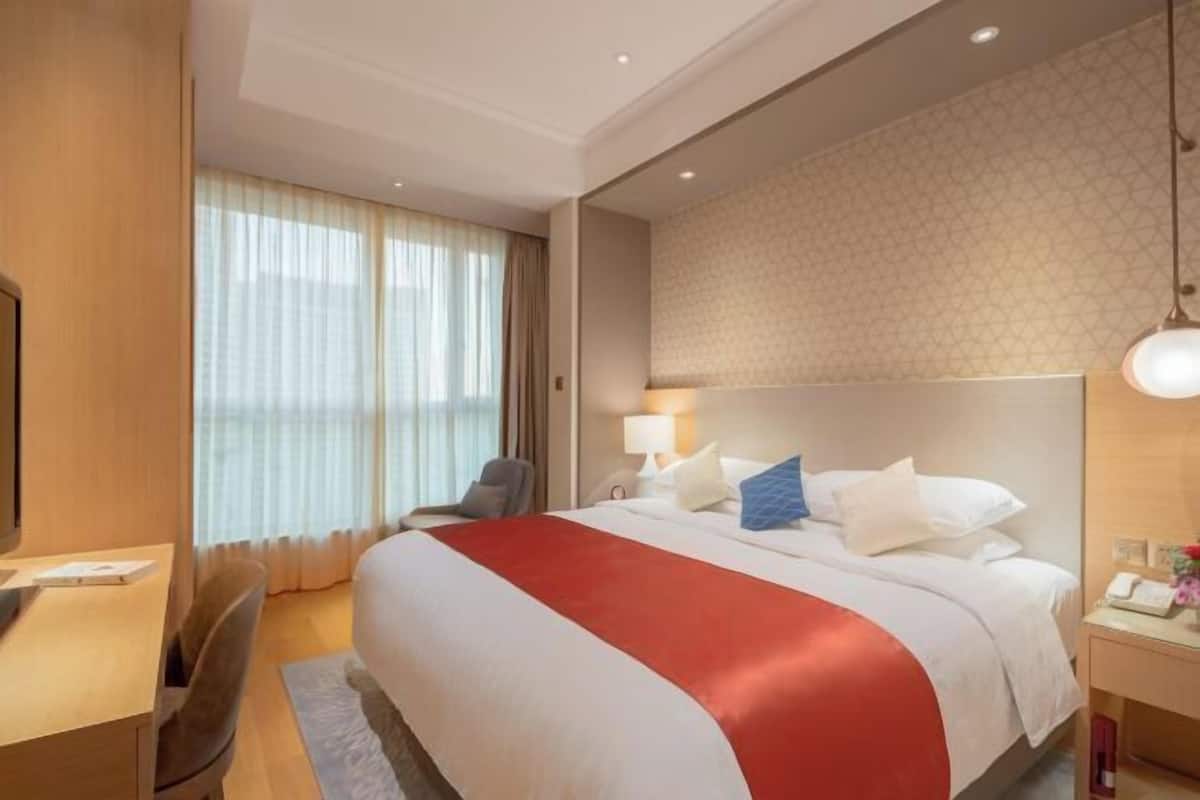 Premium bedding, down comforters, minibar, in-room safe
