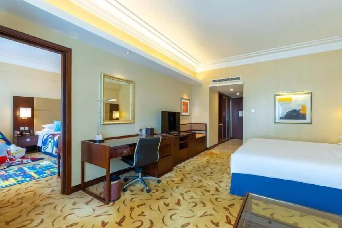 Premium bedding, down comforters, minibar, in-room safe